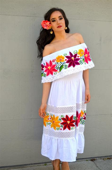 Vestido de novia blanco mexicano multicolor bordado de hombros | Etsy in 2020 | Mexican ...