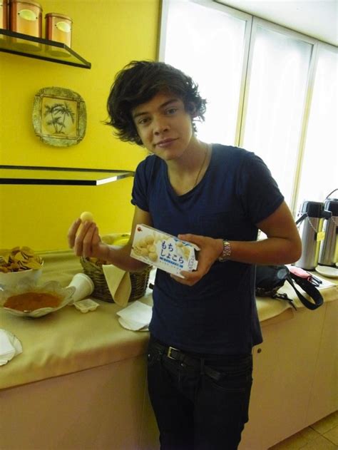 I wish I looked that cute while cooking. lol | One direction harry, Harry styles live, One ...