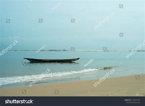 Canoe Floating Water Oniru Beach Lagos Stock Photo 1116614105 ...