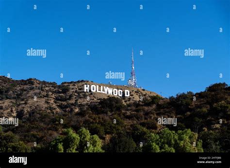 Hollywood sign on mountain against a clear blue sky in Los Angeles ...