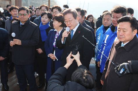 South Korea opposition chief attacked during visit to Busan - The Japan Times