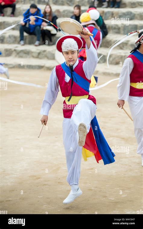 The ending of the traditional Korea farmers dance Stock Photo - Alamy