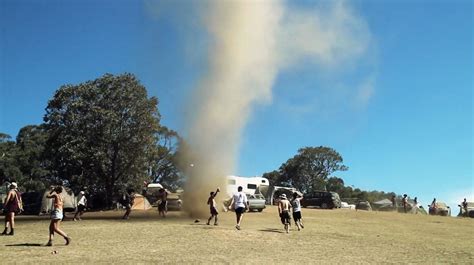 Australia: Tornado blows up a storm at Earthcore music festival -657381