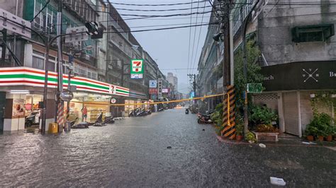 新北大雨 中和區仁愛街積水（1） (圖)