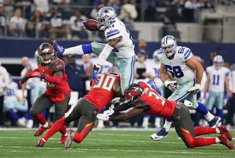 Cowboys Fan's Ezekiel Elliott 'Feed Me' Sign is Next Level (Video)