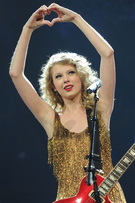 Taylor Swift, Excellent at Popularizing Commonplace Hand Gestures