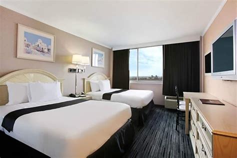 Ramada by Wyndham North Bergen | North Bergen, NJ Hotels