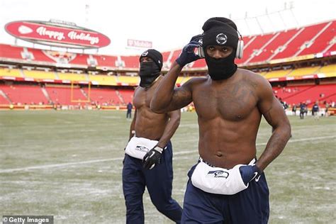 NFL: DK Metcalf warms up SHIRTLESS in below 10 degrees in Kansas City in 2023 | Shirtless ...