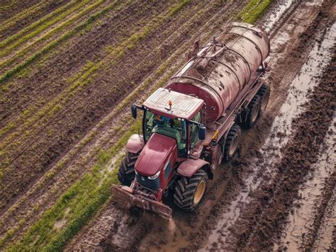 Slurry Tanker spreading fertilizer on farmland | Premium AI-generated image