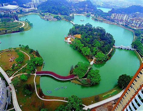 Beautiful Images: East Lake, Wuhan is a must visit attraction in China.