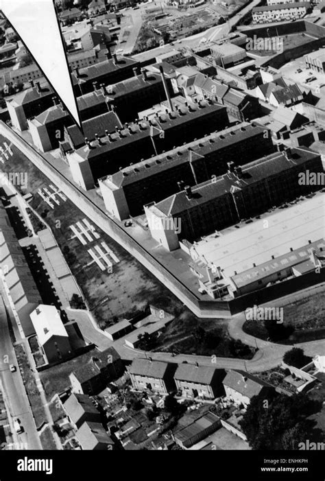 Aerial of HMP Barlinnie Prison with riot torn B Block arrowed, 6th January 1987 Stock Photo - Alamy