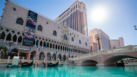 Indoor & Outdoor Gondola Rides | The Venetian® Las Vegas