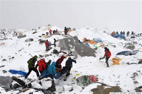 Terrifying Photos From Inside The Deadly Avalanche On Mount Everest ...