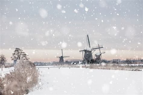 Premium Photo | Windmills in kinderdijk, the netherlands in winter