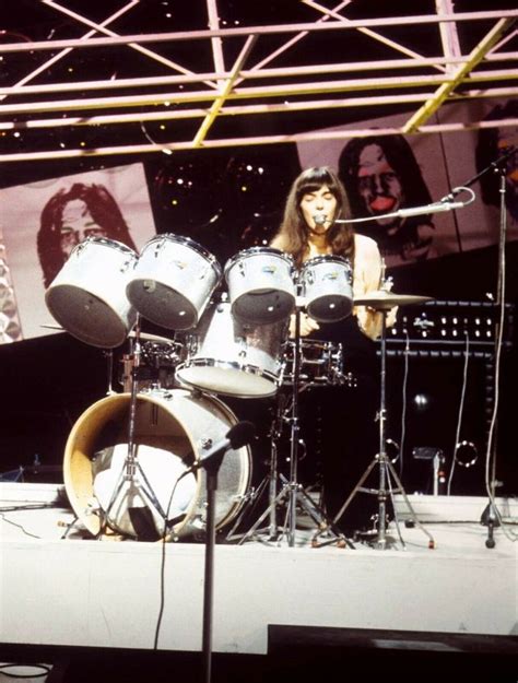 Amazing Photographs of Karen Carpenter Playing Drums and Singing ...