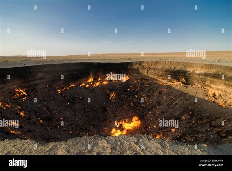 Darvaza Gas crater, Turkmenistan Stock Photo - Alamy