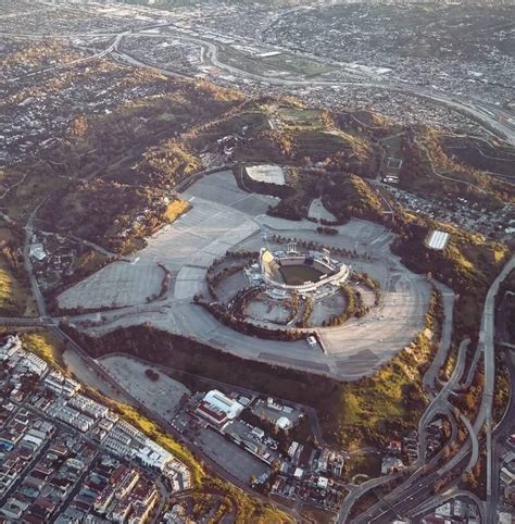 Photo of desolate Dodger Stadium raises questions about city design ...