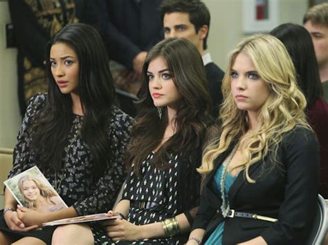 The 15 Best Aria Montgomery Outfits From 'Pretty Little Liars' Season 1 ...