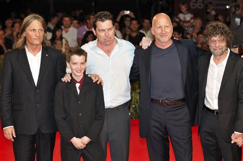 File:Viggo Mortensen, Kodi Smit-McPhee, Joe Penhall, John Hillcoat, Steve Schwartz.jpg ...