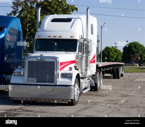 Freightliner semi truck with flatbed trailer Stock Photo - Alamy