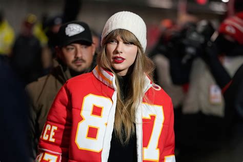 Taylor Swift Supports Travis Kelce at Chiefs-Dolphins Playoff Game