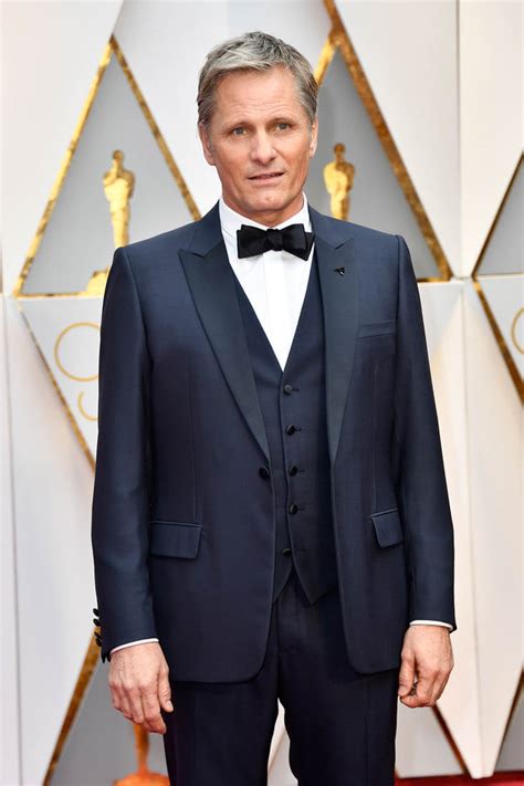 Viggo Mortensen in a black or blue tux at the 2017 Oscars