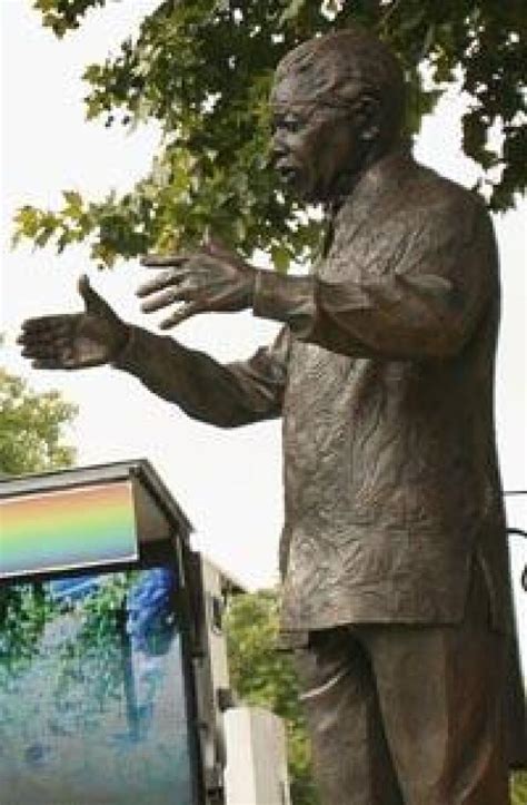 Mandela statue unveiled in London | CBC News