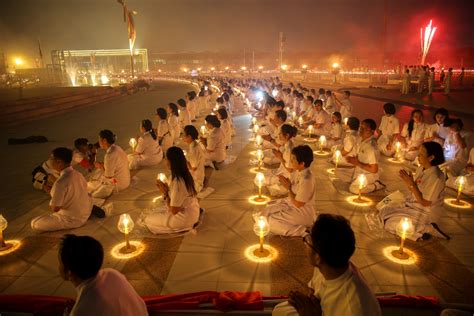 Stunning photos of Buddhists celebrating Makha Bucha as they light up a temples in Thailand