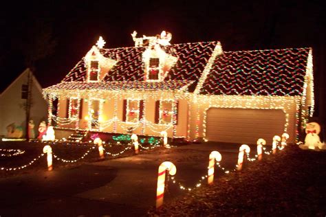 Safely Removing Christmas Lights From The Roof | DYMI Construction