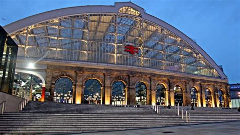 Liverpool Lime Street station reopens after £140m refit - BBC News