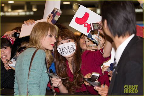 Taylor Swift Meets Fans at Narita Airport in Tokyo!: Photo 2762136 | Taylor Swift Pictures ...