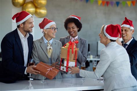 60 Christmas Team Building Activities to Boost Workplace Spirit – Loveable