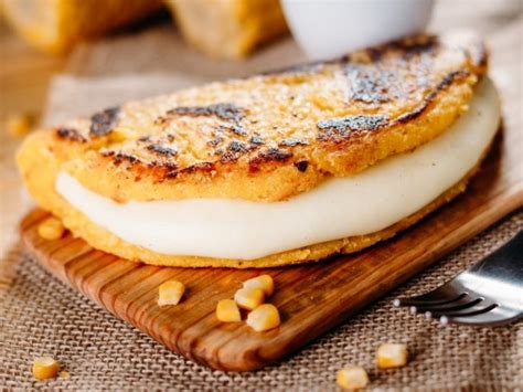 Deliciosa CACHAPA, se prepara con elote y va rellena de queso, ¡receta tradicional!