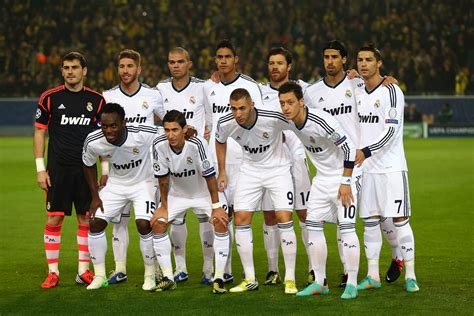 the real madrid team is posing for a group photo before their match ...