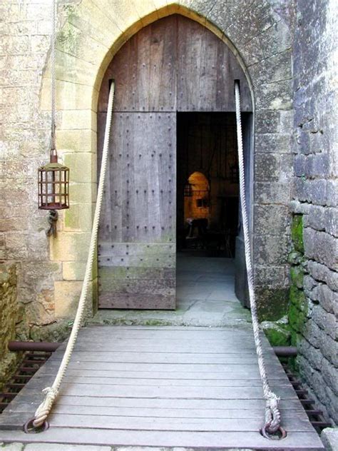 Drawbridge | Castle, Medieval door, Castle exterior