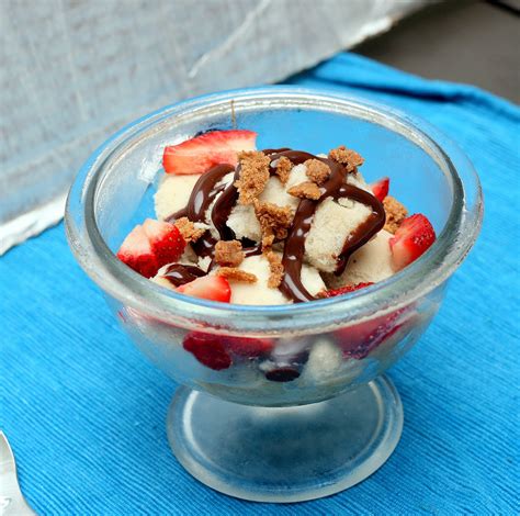 Mix it Up: Banana Split Bowl with Cinnamon Cake Crumble