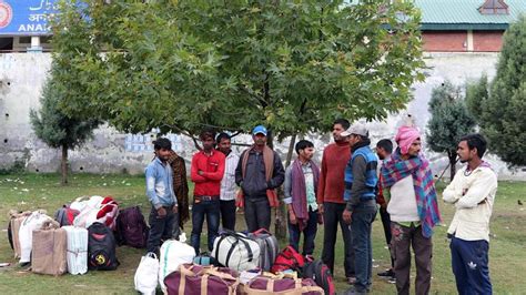 Bihar migrants start returning from Kashmir - Hindustan Times