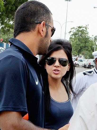 Cricketoria: Dhoni's wife Sakshi Marriage Photos