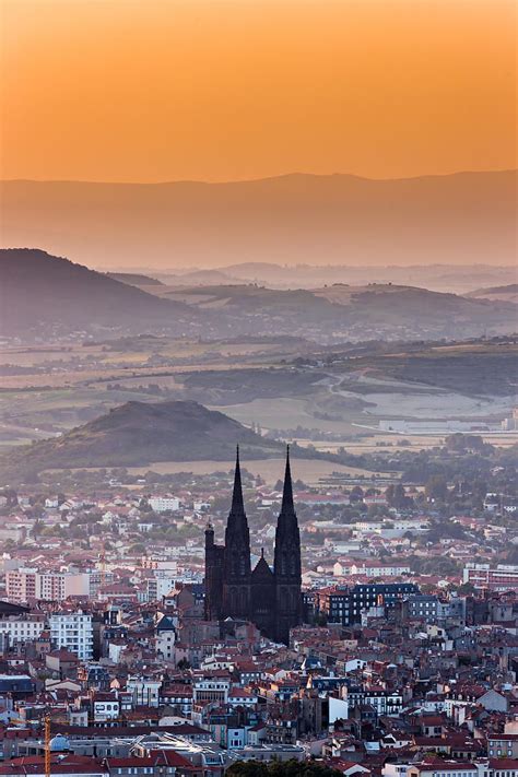 Clermont Ferrand et sa cathédrale au lever du soleil | Paysage auvergne ...