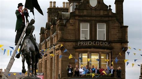 Hawick Common Riding celebrates 500-year landmark - BBC News