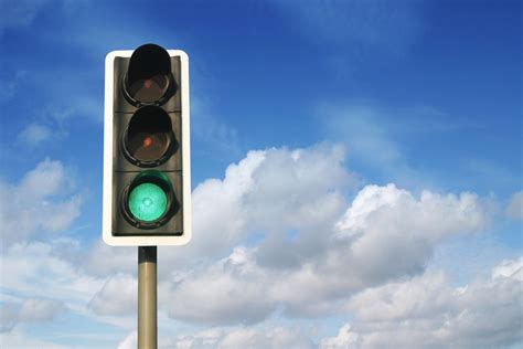 Smart traffic lights that always turn green as you arrive are set to be trialled in the UK