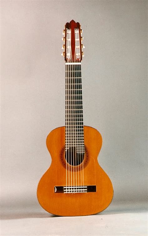 Guitarras custom construídas por Rodolfo Cucculelli, Luthier: 8-saitige Requinto gitarre, mensur ...