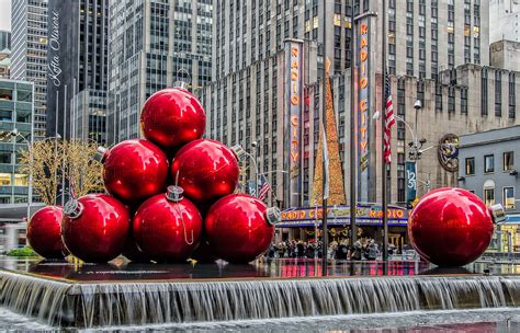 NYC Red Christmas Ornaments | One of the most photographed h… | Flickr