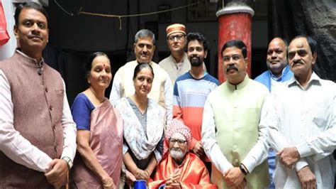 Dharmendra Pradhan meets family of Mahakavi Subramania Bharathiyar in ...