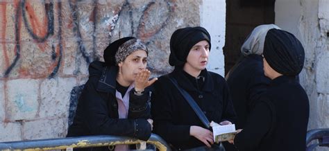 Mea Shearim | Women gather at the funeral of Rabbi Teitelbau… | Flickr