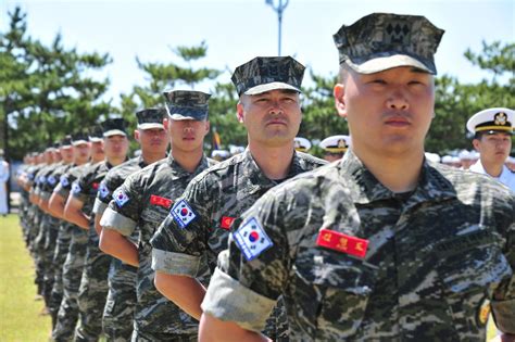 South Korean Marines in formation [2000 x 1330] : MilitaryPorn