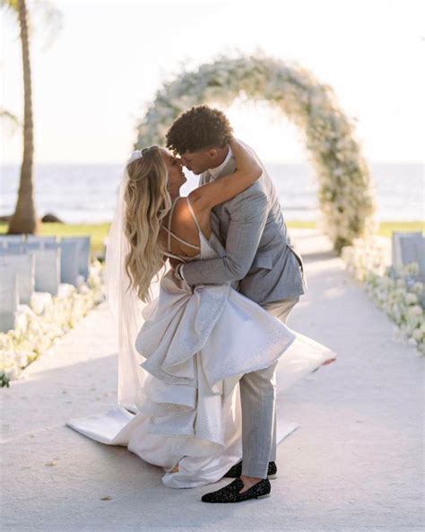 Patrick Mahomes and Brittany Matthews get married in lavish Hawaiian ...