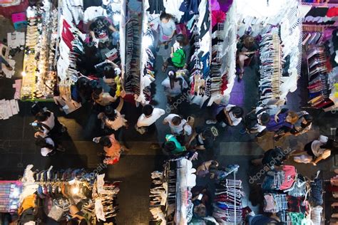 Night market at Siam Square shopping center – Stock Editorial Photo © oatjo #89081170