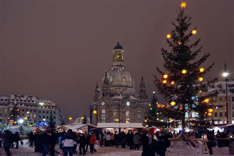 Weihnachtsmarkt an der Frauenkirche von Ronald Schneider | Frauenkirche ...