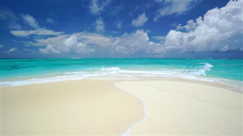 The Perfect Paradise Beach Scene in 4K: White Sand, Blue Water & Waves ...